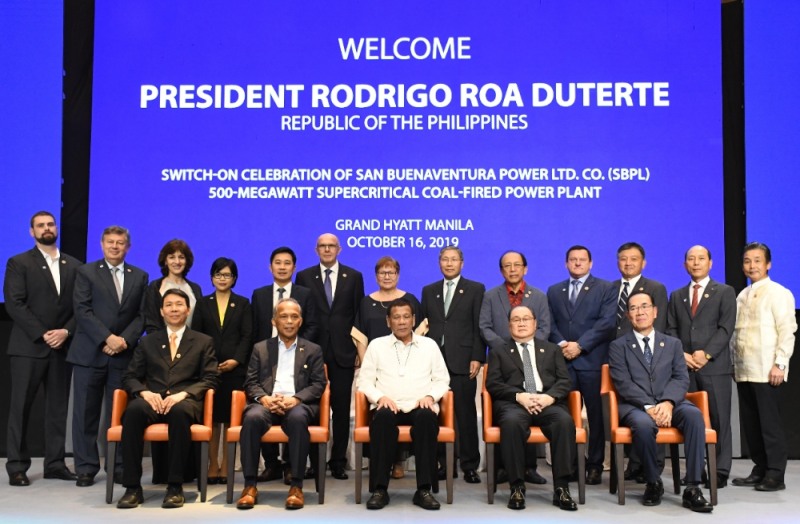 대림산업 유재호 플랜트 본부장(뒷줄 오른쪽부터 두 번째) 및 사업관계자들이 두테르테 필리핀 대통령(앞줄 가운데)과 함께 기념촬영을 하는 모습.(사진=대림산업)