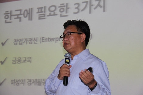 메리츠자산운용 존리 대표가 18일 여의도고등학교 소강당에서 재능기부 강사로 나서 CEO 특별강연을 진행하고 있는 모습. 사진=한국금융투자협회