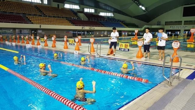 수상구조사 국가자격시험 모습.(사진제공=남해지방해양경찰청)