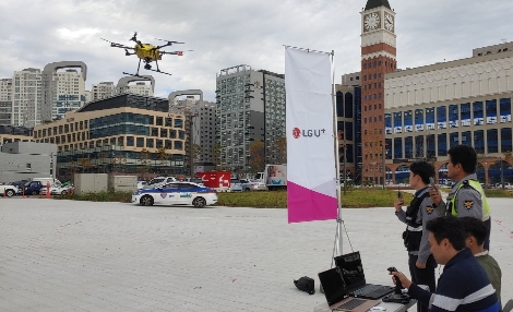 시흥시 배곧배출소 앞에서 LG유플러스, 시흥경찰서, 배곧파출소 관계자들이 5G ‘U+스마트드론’을 시연하는 모습. 사진=LG유플러스