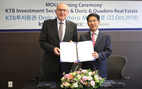 22일, 서울 여의도 KTB빌딩에서 Bernd Reber Doric 대표이사가 Doric과 Quadoro를 대표하여 최석종 KTB투자증권 사장과 실물자산 대체투자 사업 확대를 위한 업무 협약을 체결하고 기념사진을 촬영하고 있다. 사진=KTB투자증권