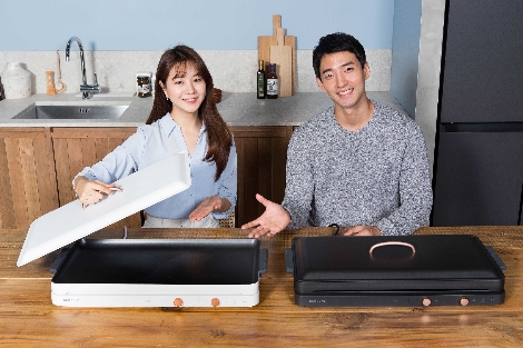 삼성전자 모델들이 더 플레이트(The Plate) 제품을 소개하고 있다. 사진=삼성전자