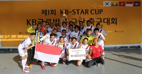 지난 20일, 국민은행 천안연수원에서 열린 'KB Star Cup 축구대회'에서 우승을 차지한 인도네시아(안산)팀이 기념촬영을 하고 있다. 사진=KB국민은행