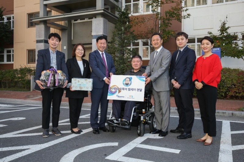 한국교통안전공단(교통안전본부장 김종현, 사진 왼쪽 3번째), ㈜만도 담당자와 함께 공단에서 지원 중인 가정을 방문하여 휠체어를 전달하고 기념사진을 찍고 있다.(사진=한국교통안전공단)