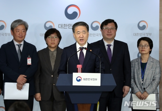 박능후 보건복지부 장관이 23일 서울 종로구 정부서울청사 브리핑룸에서 액상형 전자담배 안전관리 위한 관계부처 합동 2차 대책을 발표하고 있다.