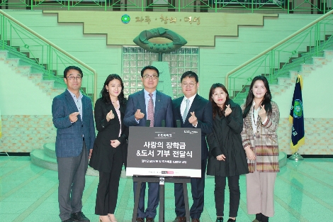 인천과학고등학교 이용우 교장(왼쪽에서 세번째)과 신라면세점 인천공항점장 고선건 상무(왼쪽에서 네번째)가 기념 촬영을 하고 있다. 사진=호텔신라