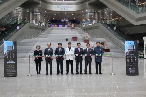 유디치과는 119주년 독도의 날을 기념해 ‘우리땅 독도를 알리다’사진전 개막식을 개최했다. 사진=유디치과