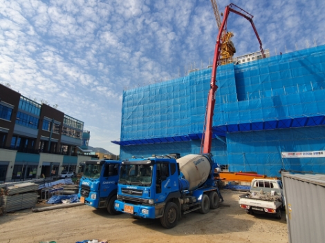 삼표가 국내 최초로 20㎜ 골재를 배합한 특수콘크리트 ‘블루콘 소프트’를 선보였다. 일반 콘크리트보다 유동성·충진성이 강화됐다. 사진은 콘크리트 타설 현장. 사진=삼표그룹