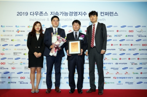 한전KPS 박정수 경영지원본부장와 직원들이 DJSI Korea 11년 연속 최우수기업 편입을 축하하며 함께 기념촬영을 하고 있다. 사진=한전KPS