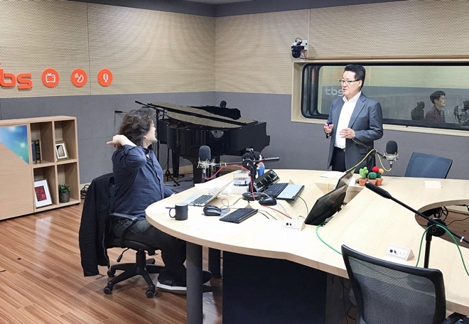 김어준의 뉴스공장, 정치9단주에 출연하고 있는 박지원 의원.(사진=박지원 트위터)