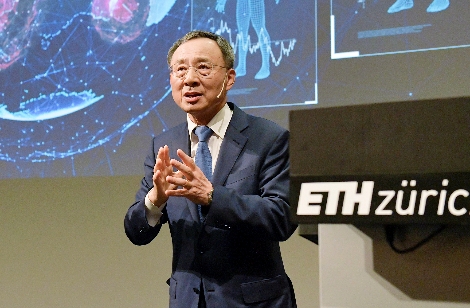 KT 황창규 회장이 22일(현지시간) 스위스 취리히에 위치한 취리히 연방공대(ETH Zurich)에서 ‘5G, 번영을 위한 혁신(5G, Innovation for Prosperity)’을 주제로 특별강연을 하고 있다. 사진=KT
