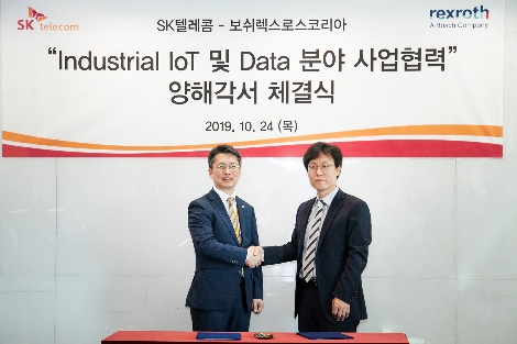 24일 SK텔레콤 본사에서 보쉬렉스로스코리아의 와 인더스트리얼 IoT 솔루션 개발 및 Data 분석 사업을 위한 업무협약을 체결하고 최낙훈 SK텔레콤 5GX IoT.Data그룹장(오른쪽)과 김신 보쉬렉스로스코리아 대표가 기념사진을 촬영하는 모습. 사진=SK텔레콤