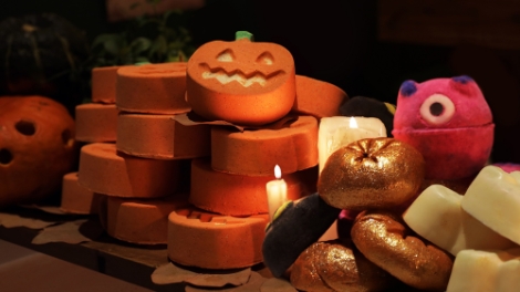 러쉬(Lush)가 할로윈을 주제로 한 다양한 제품을 한정으로 선보인다. 사진=러쉬