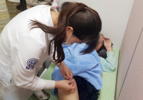 분당자생한방병원 의료진이 진료소를 방문한 노인에게 침치료를 시행하고 있다. 사진=자생한방병원
