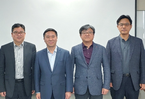LG유플러스(부회장 하현회)는 지난 17일 5G를 중심으로 전방위적인 협력 관계를 맺은 중국 차이나텔레콤의 리우꾸이칭(Liu Gui-qing) 부총재(사진 왼쪽부터 2번째) 등 주요 경영진이 마곡사옥을 방문, 최택진 NW부문장(부사장, 사진 왼쪽부터 3번째) 등과 전략적 제휴의 후속 논의를 본격화했다고 밝혔다. 사진=LG유플러스
