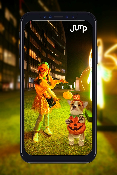 SK텔레콤 홍보 모델이 잠실역 부스트파크 롯데월드타워 앞 아레나 광장에 설치된 할로윈 이글루에서 할로윈 맞이 ‘AR 동물원’ 서비스를 이용하고 있는 모습. 사진=SK텔레콤