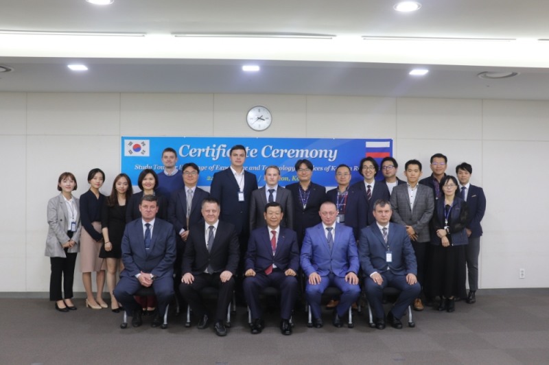 한국철도가 24일 오후 대전 사옥에서 ‘러시아 철도공사(RZD) 직원 초청 연수과정’을 성공적으로 마치고 수료식을 가졌다.(사진=코레일)