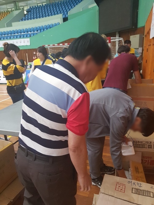 사회봉사대상자들이 장애인행사를 돕고 있다.(사진제공=창원준법지원센터)