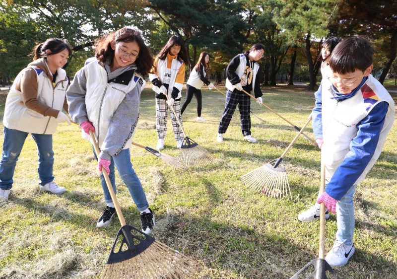26일 아시아나항공 '문화재 지킴이' 활동에 참여한 임직원과 자녀들이 서울 창경궁에서 기념 촬영을 하고 있다.(사진=아시아나항공)