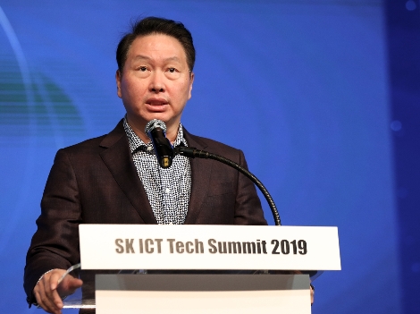 최태원 SK 회장이 28일 서울 광진구 워커힐 호텔에서 열린 ‘SK ICT Tech Summit 2019 (SK ICT 테크 서밋 2019)’ 개막식에서 개회사를 하고 있다. 사진=SK텔레콤