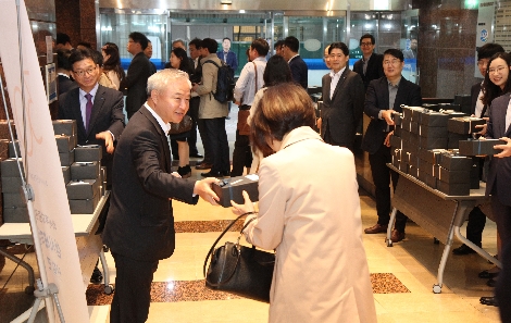 하이투자증권 김경규 사장(왼쪽)이 임원진과 함께 28일 오전 서울 여의도 본사에서 창립 30주년을 기념, 임직원 아침 챙기기 프로그램에 참여하여 출근하는 임직원들에게 아침 식사를 전달하고 있는 모습. 사진=하이투자증권