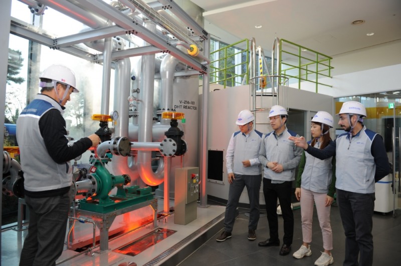 삼성엔지니어링 직원들이 안전체험관에서 안전 교육을 받고 있다.(사진=삼성엔지니어링)