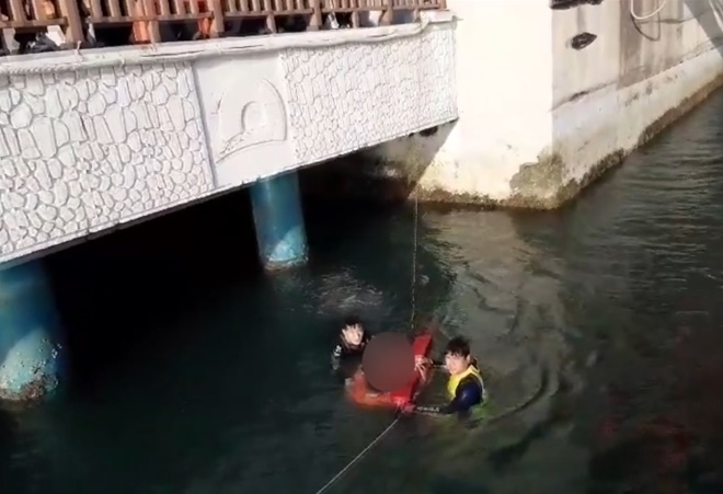 익수자를 구조하고 있다.(제공=부산해양경찰서)