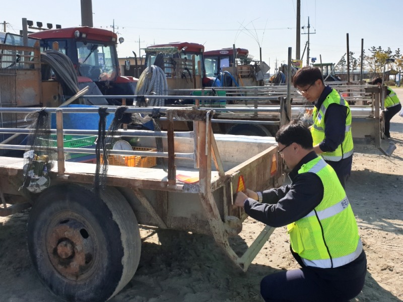 한국교통안전공단이 지난 24일(목) 전라북도 고창군 상전·동전마을 농기계 등을 대상으로 후부반사지를 부착하고 있다.(사진=한국교통안전공단)