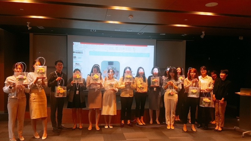 25일 직원들이 플라워테라피 힐링프로그램을 진행한 후 기념촬영을 하고 있다.(사진=HUG)