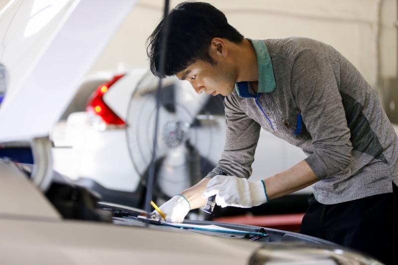 한국교통안전공단 자동차검사원이 자동차검사를 시행하고 있다.(사진=한국교통안전공단)