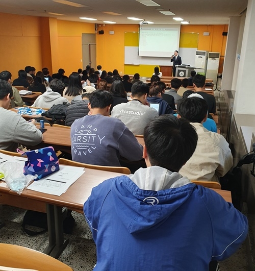 등기강좌를 경청하고 있는 대학생들.(사진제공=대법원)