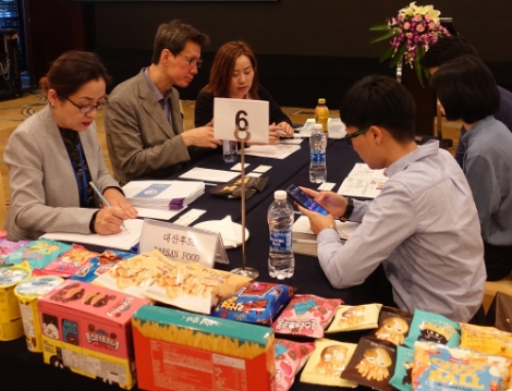 KOTRA가 29일 중국 선전에서 개최한 ‘웨강아오 대만구 프리미엄 소비재 상담회’에서 우리 소비재 기업이 광둥성 현지 바이어와 비즈니스 거래를 논의하고 있다. 사진=KOTRA