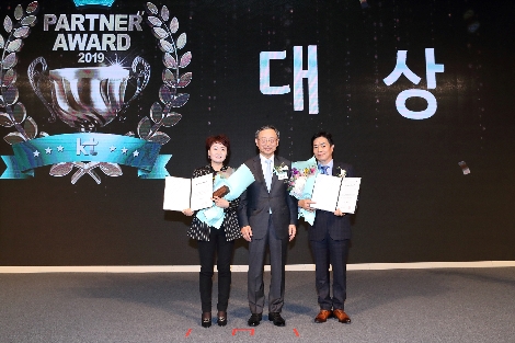 행사 프로그램 중 하나인 '파트너 어워드 2019'에서 대상 시상 후 수상 업체 대표와 기념 촬영을 하는 모습. 왼쪽부터 대선아이넷 신일자 대표, KT 황창규 회장, 가온미디어 임화섭 대표. 사진=KT