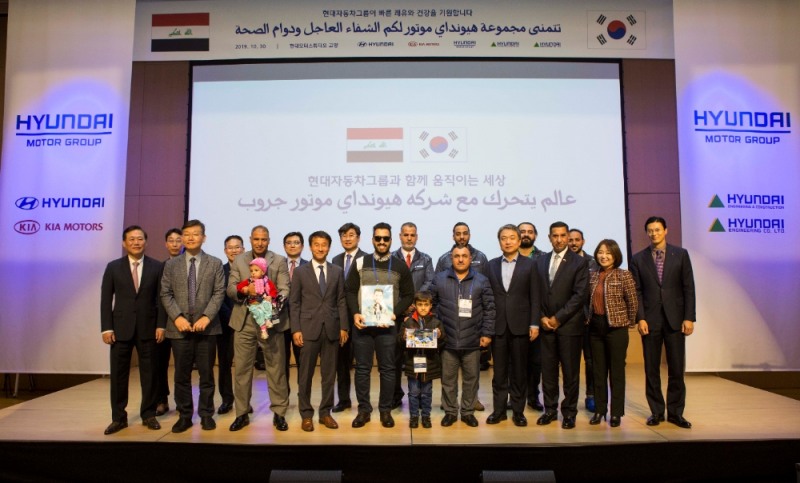 정진행 현대건설 부회장(앞줄 오른쪽 네 번째)과 한병도 이라크 특임 외교특별보좌관(앞줄 왼쪽 네 번째)이 이라크에서 온 환자 및 보호자, 국영방송 취재진 등과 기념촬영을 하는 모습.(사진=현대자동차)