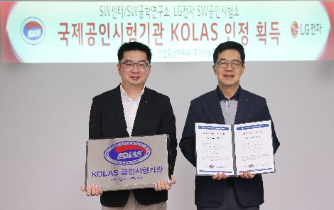 LG전자 CTO 박일평 사장(오른쪽)과 LG전자 소프트웨어공학연구소장 엄위상 상무가 인정서를 받고 기념촬영을 하는 모습. 사진=LG전자