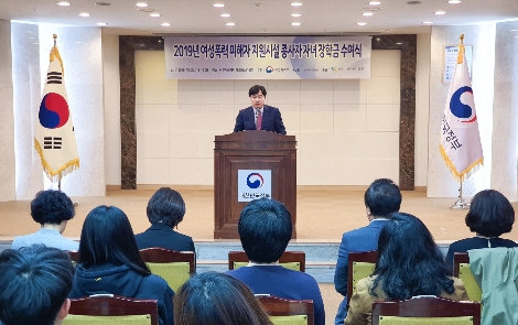 예탁원 이병래 사장이 장학생들 앞에서 인사말을 하고 있다. 사진=한국예탁결제원