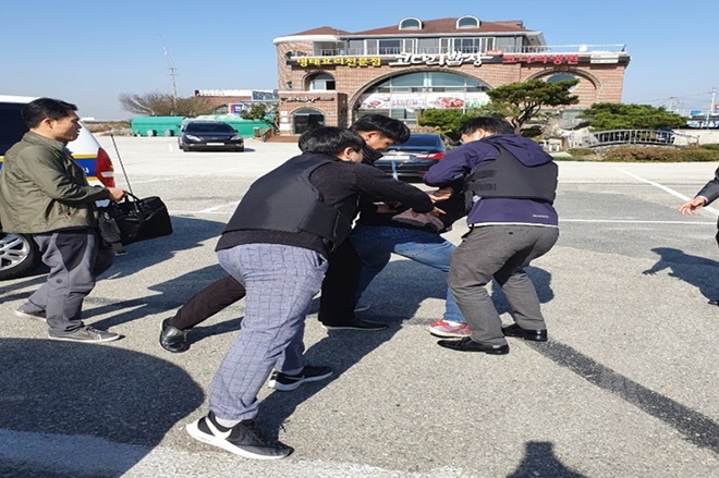 전자발찌를 훼손하고 도주한 상황을 가정한 훈련에서 대상자를 검거하고 있다.(사진제공=전주준법지원센터)