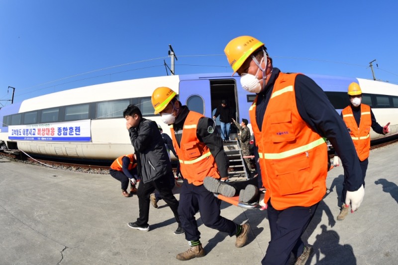 31일 오후 대구광역시 소재 고모보수기지에서 열린 ‘2019 재난대응 안전한국훈련’에서 열차탈선 사고 시 부상자 이송훈련을 하고 있다.(사진=코레일)
