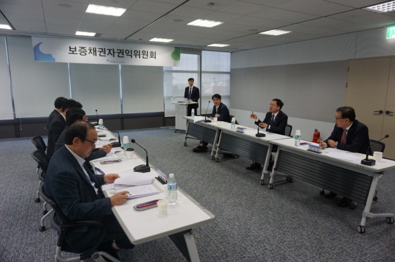 위원들이 다양한 의견을 제시하면서 회의를 진행하고 있다.(사진=HUG)