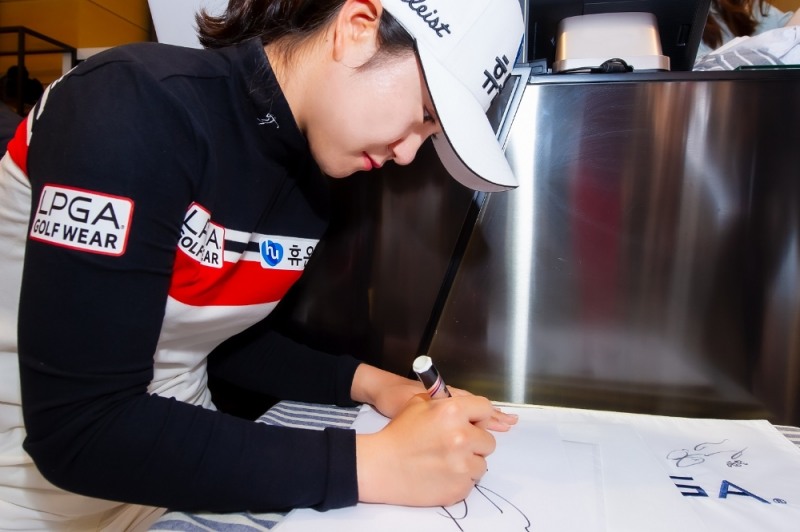 LPGA 골프 스타들, PGA TOUR & LPGA 골프웨어 복합 매장 방문