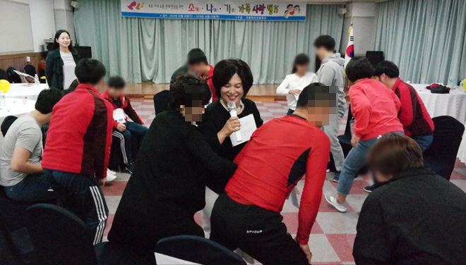 가족사랑캠프에서 가족간의 정을 다지고 있다.(사진제공=오륜정보산업학교)