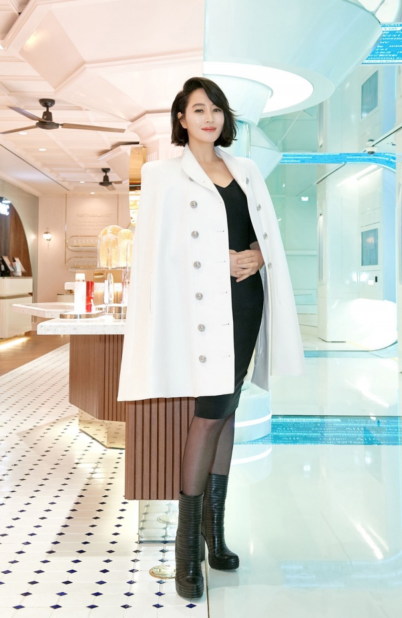 김혜수, 새롭게 오픈한 AHC 플래그쉽 스토어, 퓨처 살롱(Future Salon)에 등장