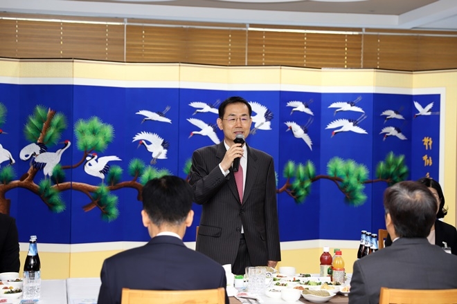 조재연 법원행정처장이 오찬자리에서 법원에 대한 국민의 신뢰를 회복하는데 노력하겠다는 취지의 말을 하고 있다.(사진제공=울산지방법원)