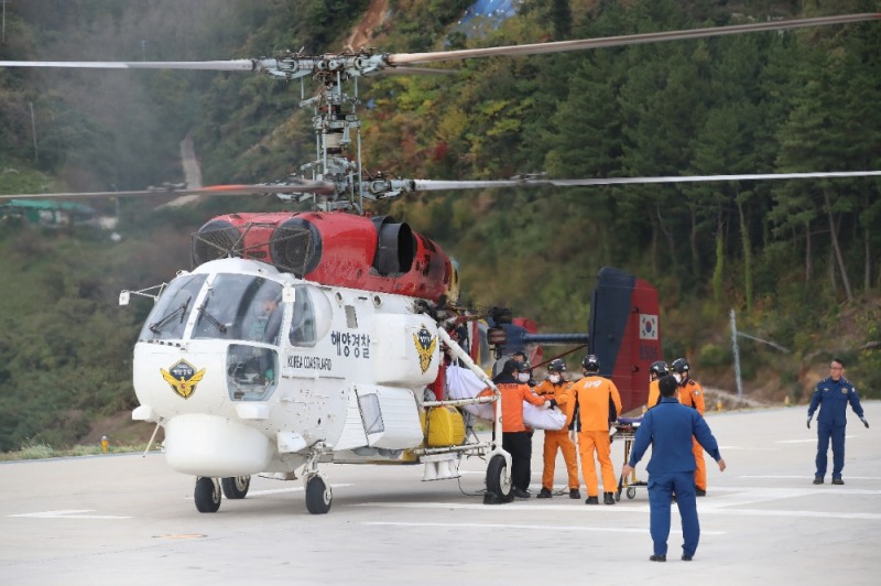 3일 오전 7시40분께 소방헬기 추락사고가 발생한 독도 인근 해저에서 수습된 시신 2구가 독도 인근 해상에 머물고 있던 해경 경비함정에서 해양경찰 헬기를 통해 경북 울릉군 사동리의 해군 118전대로 이송됐다.(사진=뉴ㅜ시스)