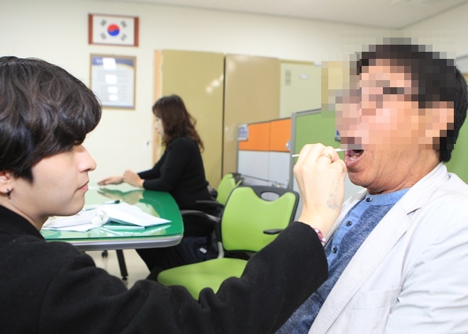 실종아동 가족 DNA 채취를 하고 있다.(사진제공=대구경찰청)