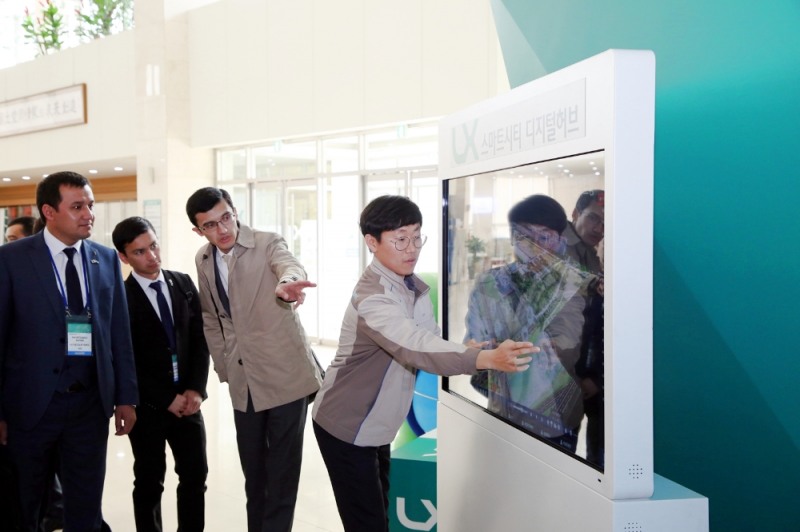 한국시설안전공단 댐·항만실 직원들이 홀트일산복지타운을 찾아 생필품 등을 전달 후 기념촬영을 하고 있다.(사진=한국시설안전공단)