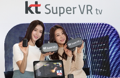 KT 홍보 모델들이 ‘슈퍼 VR tv’, ‘UHD 4’, ‘AI 큐레이션’ 서비스를 소개하고 있다. 사진=KT