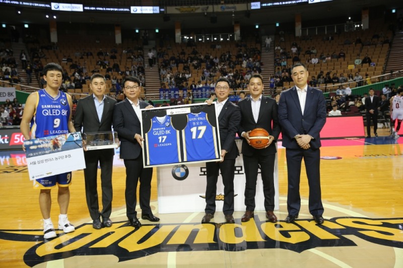 도이치모터스와 서울 삼성 썬더스 농구단 관계자들이 공식 후원 계약 체결 후 함께 포즈를 취하고 있다. 좌측부터 서울 삼성 썬더스 농구단 김동욱 선수, 이상민 감독, 이진원 단장, 도이치모터스 신차부문 성준석 사장, 전략기획실 권혁민 전무, BMW 사업본부 김지호 전무.(사진=도이치모터스)