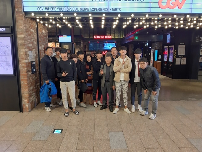 울산CGV에서 명예보호관찰관들과 기념촬영.(사진제공=울산보호관찰소)