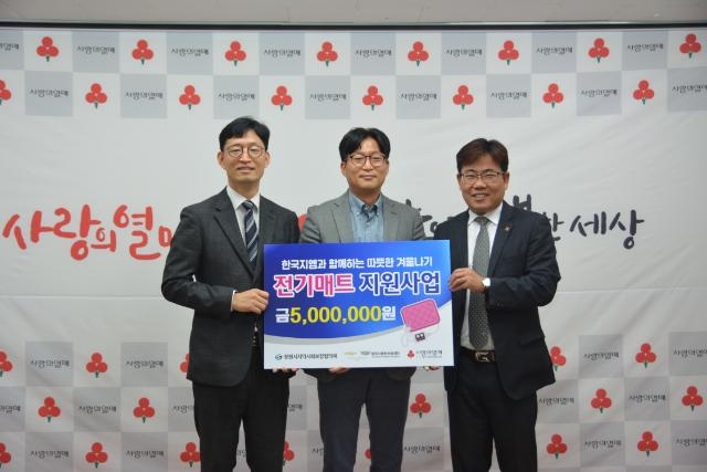 (사진왼쪽부터) 창원시 지역사회보장실무협의체 주용수 위원장, 한국지엠 창원공장 이승원 팀장, 경남사회복지공동모금회 유병설 사무처장. (사진제공=경남사랑의열매)